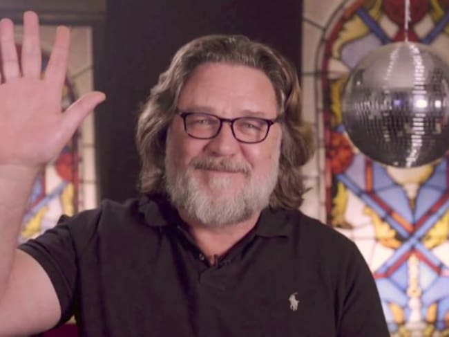 Imagen del show de James Corden en la que aparece Russell Crowe saludando a cámara, en junio de 2020