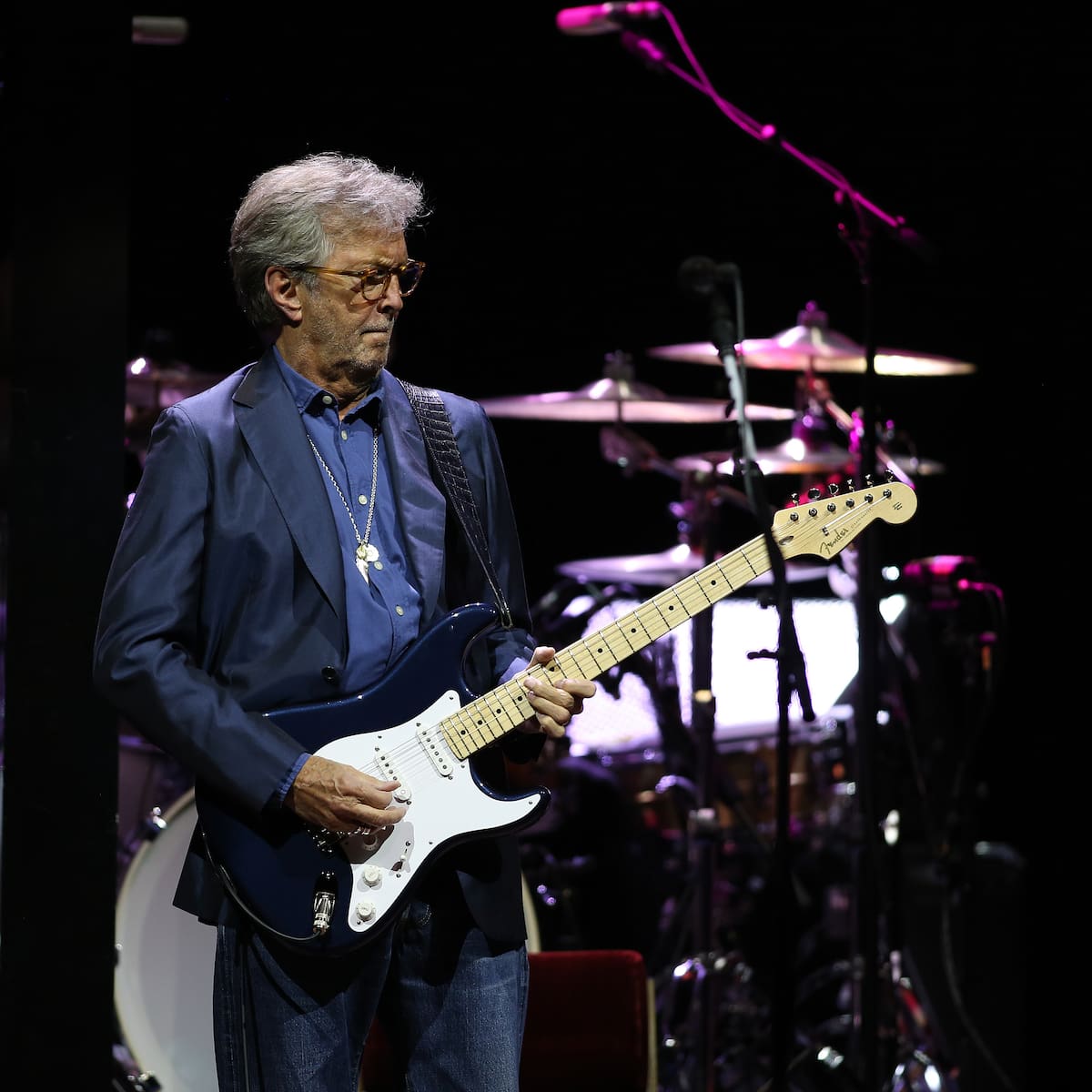Eric Clapton deja a sus fans sin bises en su concierto en Madrid tras ser golpeado con un vinilo