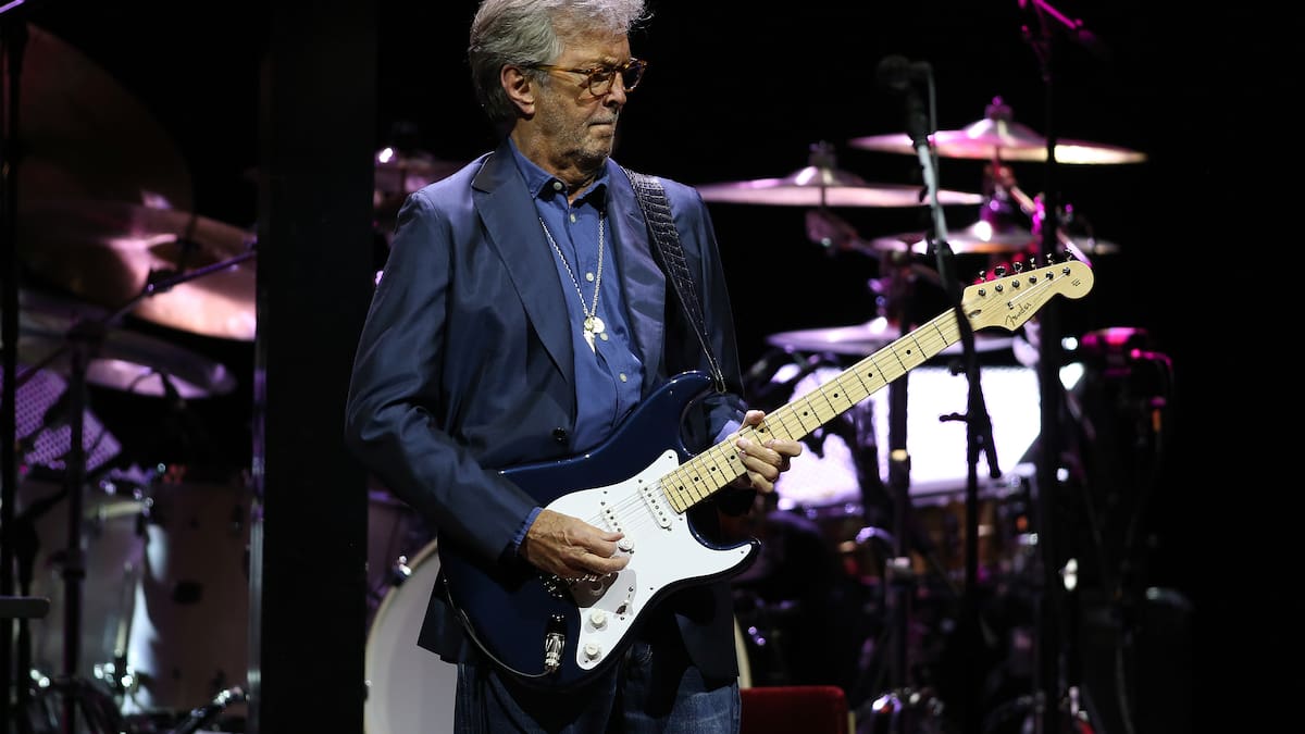 Eric Clapton deja a sus fans sin bises en su concierto en Madrid tras ser golpeado con un vinilo