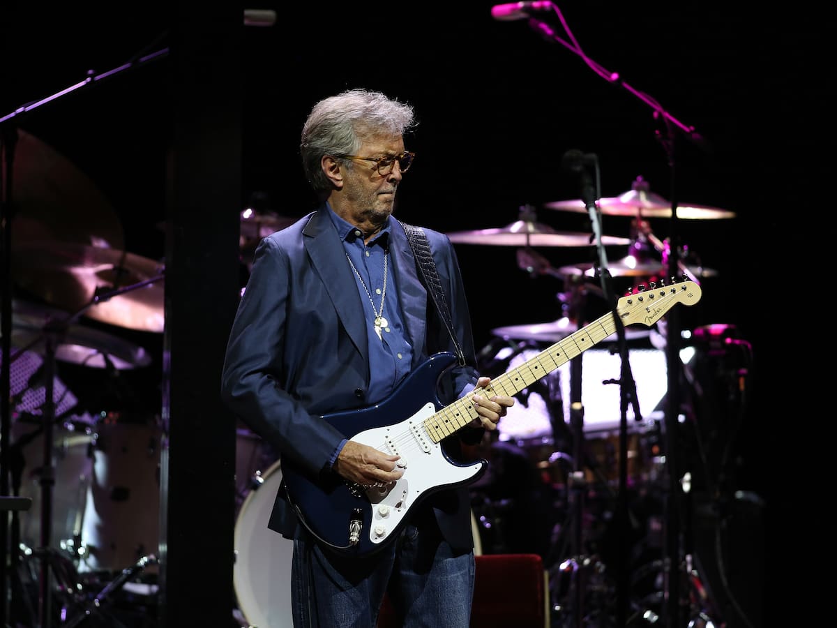 Eric Clapton deja a sus fans sin bises en su concierto en Madrid tras ser golpeado con un vinilo