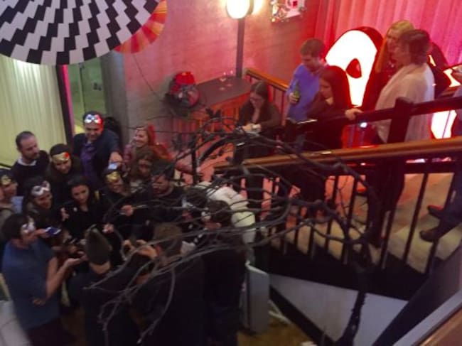 Cristina Pedroche (en las escaleras) mira cómo Dabiz responde a las preguntas de los periodistas