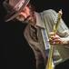 Leiva coge la guitarra y nos canta una nueva canción desde su retiro veraniego