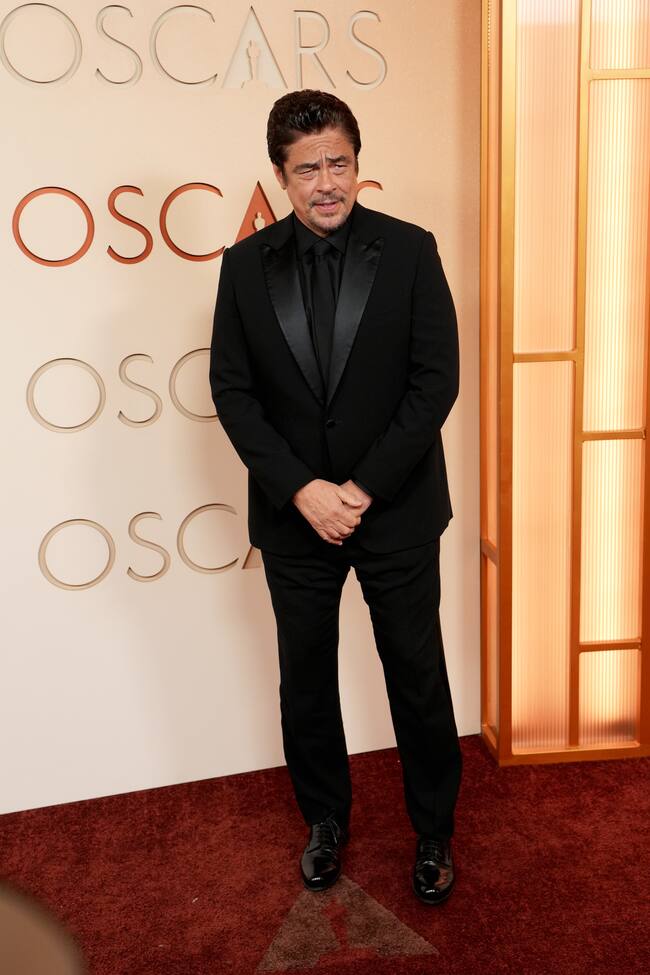 Benicio del Toro solo dejaba espacio para el negro con su look de esta noche en la alfombra.