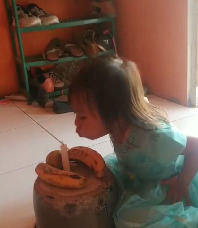 Papás no tenían para pastel y le hace uno improvisado a su hija con dos plátanos y una cacerola