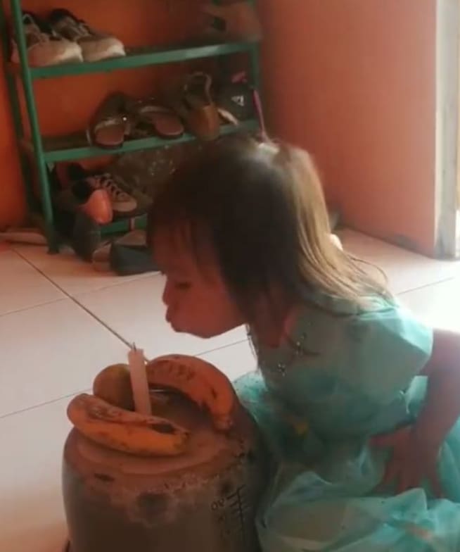 Papás no tenían para pastel y le hace uno improvisado a su hija con dos plátanos y una cacerola