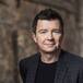 CUANDO RICK ASTLEY SE CONVIRTIÓ EN MEME Y MÁS COSAS QUE (QUIZÁ) NO SABÍAS SOBRE ÉL