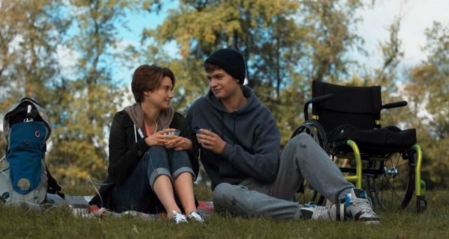 Shaile Woodley y Ansel Elgort en &#039;Bajo la misma estrella&#039;