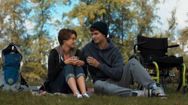Shaile Woodley y Ansel Elgort en 'Bajo la misma estrella'