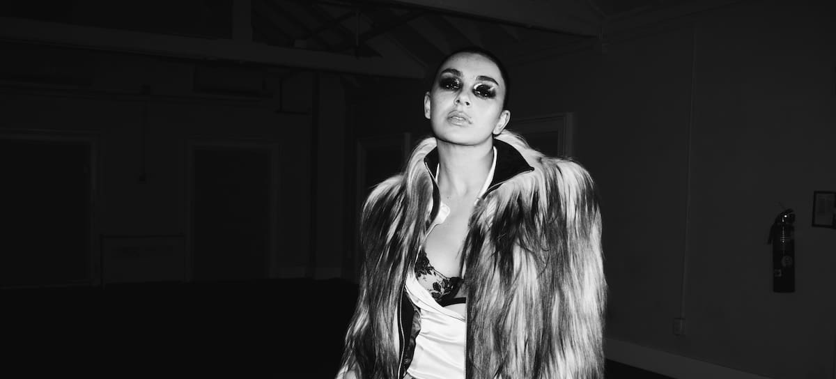 Charli XCX en una fotografía oficial de 'Music, Fashion, Film'. / Warner Music España