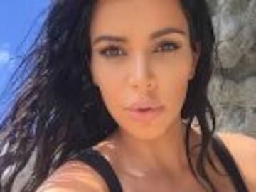 Kim Kardashian publica atrevida foto en diminuto bikini