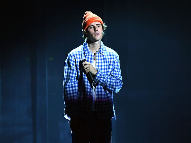 Justin Bieber actuando en los premios American Music Awards 2020