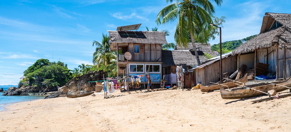 Una casa tradicional en una playa de Nosy Komba (Madagascar).