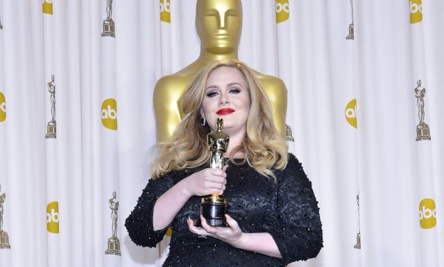 Adele con su Oscar en 2012.