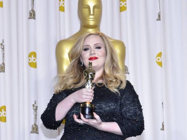 Adele con su Oscar en 2012.