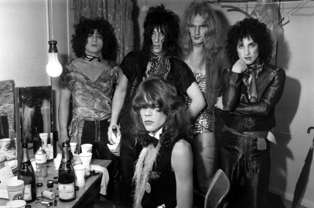 Los New York Dolls en un camerino.