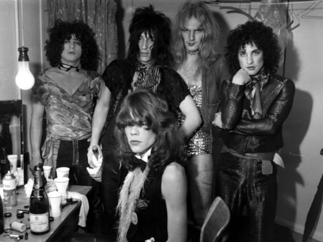 Los New York Dolls en un camerino.