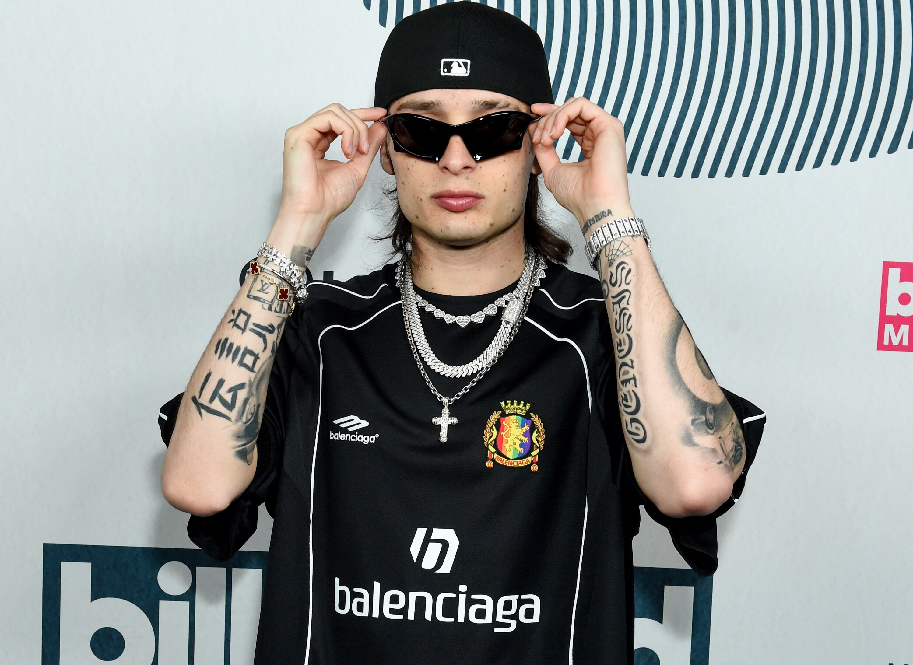 Peso Pluma sumó su artillería pesada con sus inseparables gafas.