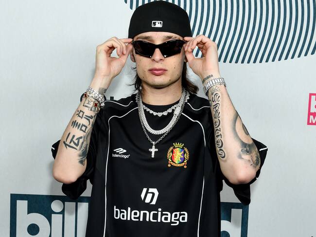 Peso Pluma sumó su artillería pesada con sus inseparables gafas.