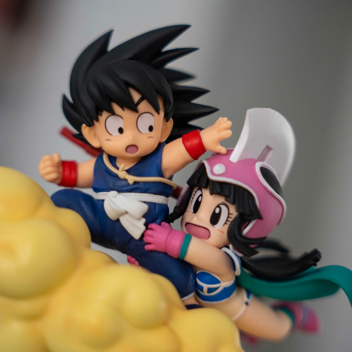 Goku y Chichi vuelan hacia el monte Frypan en la figura más bonita de Dragon Ball que puedes encontrar