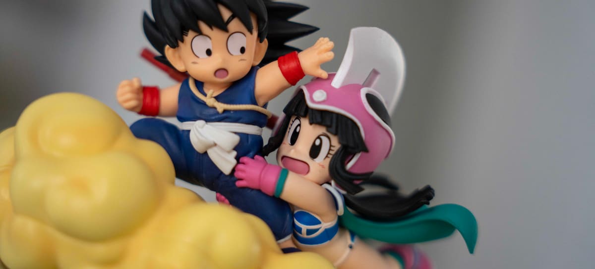 Goku y Chichi vuelan hacia el monte Frypan en la figura más bonita de Dragon Ball que puedes encontrar