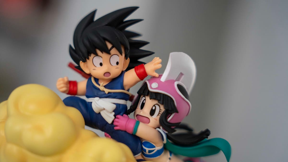 Goku y Chichi vuelan hacia el monte Frypan en la figura más bonita de Dragon Ball que puedes encontrar