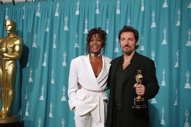 Whitney Houston y Bruce Springsteen, en la ceremonia de los Oscar en 1994.