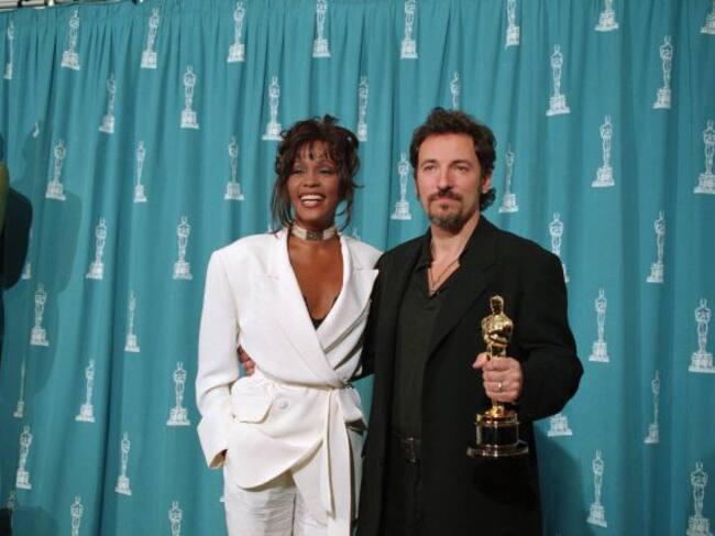 Whitney Houston y Bruce Springsteen, en la ceremonia de los Oscar en 1994.