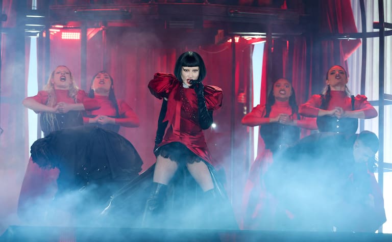 Lady Gaga durante su gira &#039;The MAYHEM Ball&#039; en el estadio GNP Seguros en Ciudad de México, México. La estrella del pop combina el encaje negro con el satén en rojo, pero lo que le da el toque perfecto es la peluca con un corte Bob.