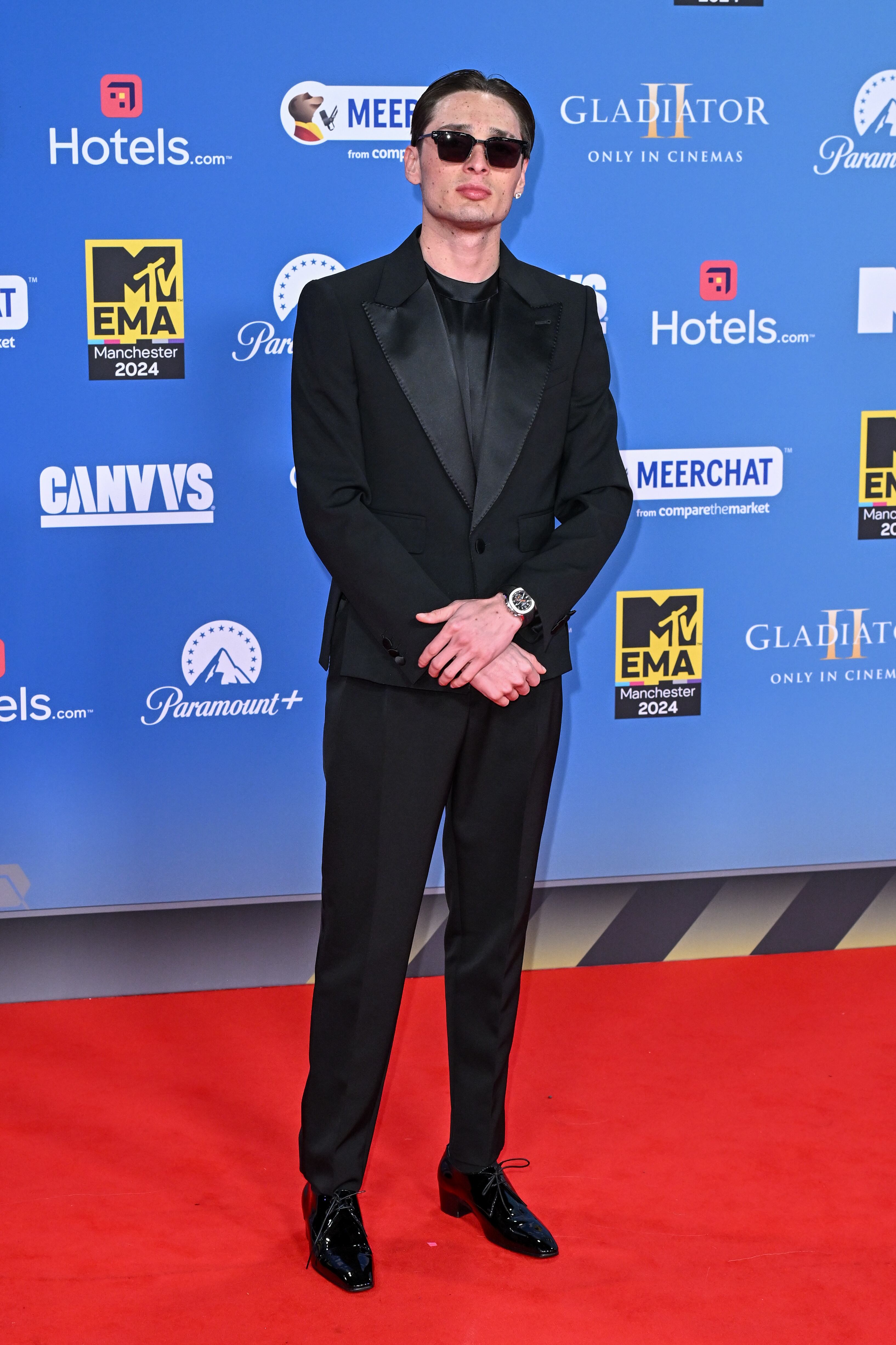 Todo un clásico: riguroso negro para Peso Pluma.