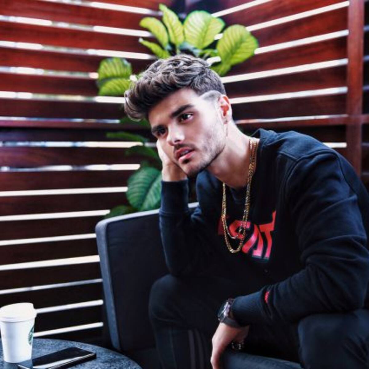 Juan Magán flipa con el cuerpo de Abraham Mateo