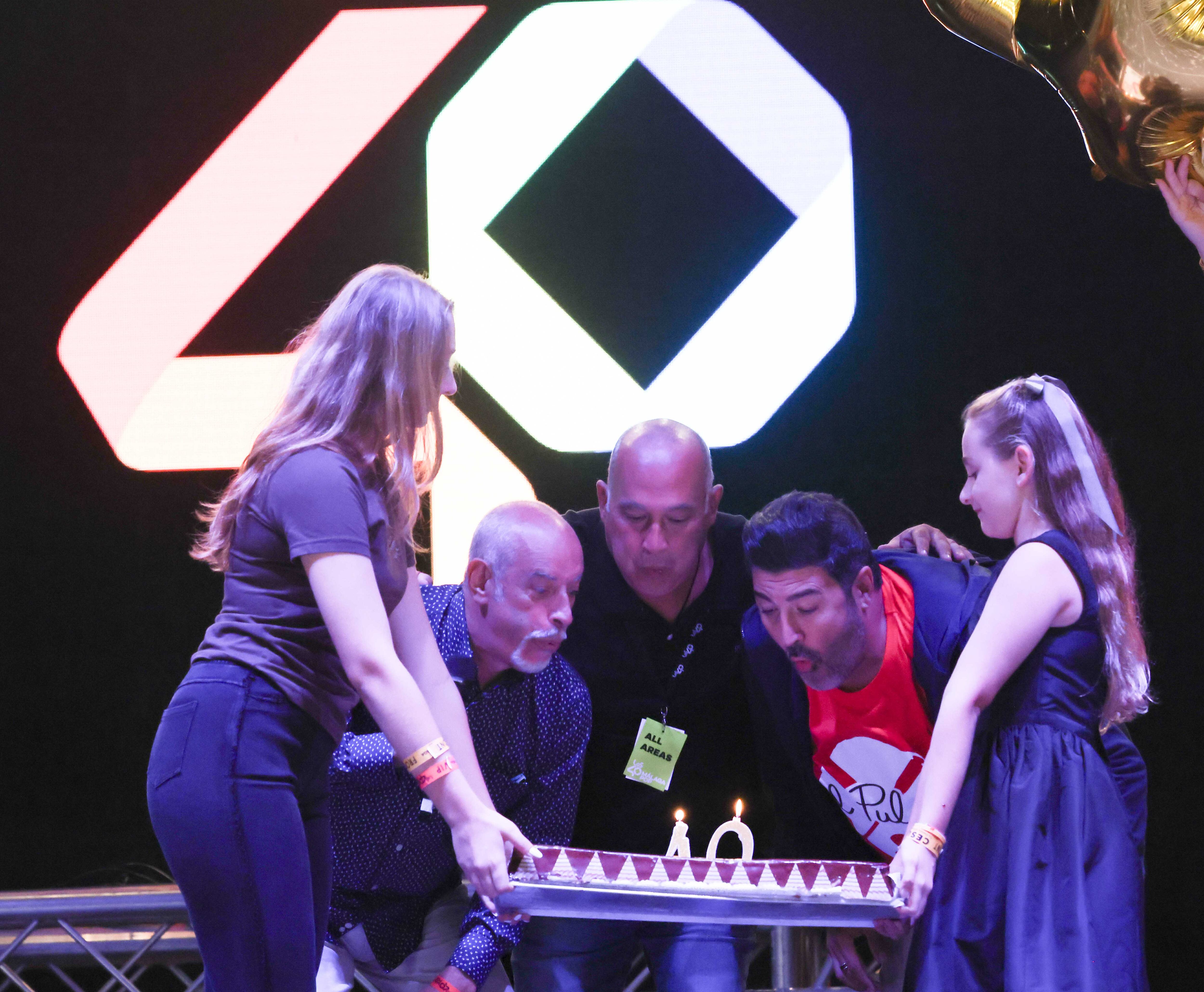 Tarta de aniversario en LOS40 Málaga POP