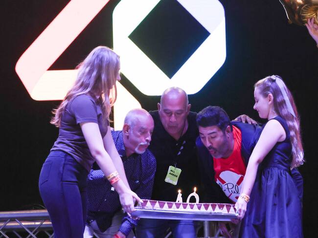 Tarta de aniversario en LOS40 Málaga POP