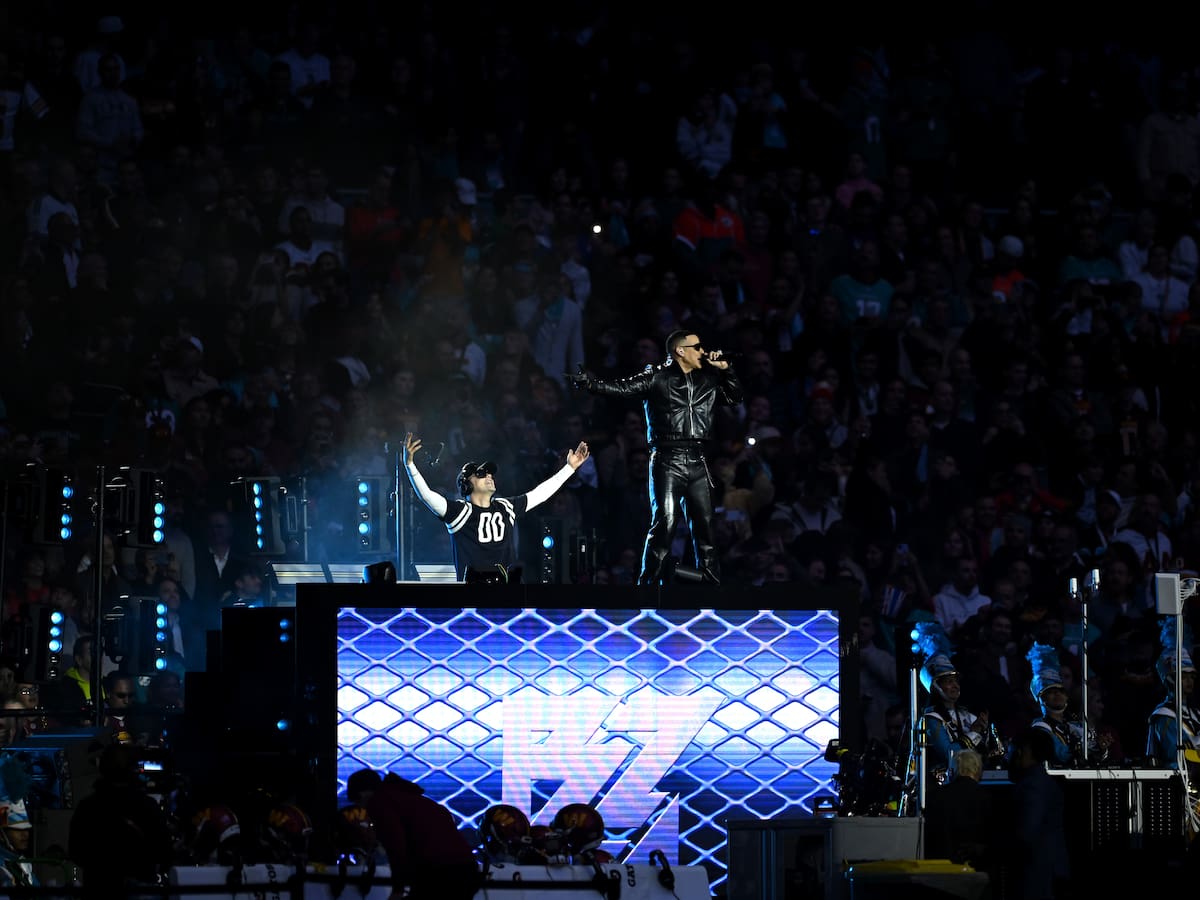 Así ha sido la actuación de Daddy Yankee y Bizarrap en el descanso de la NFL en el Bernabéu con un guiño a Quevedo