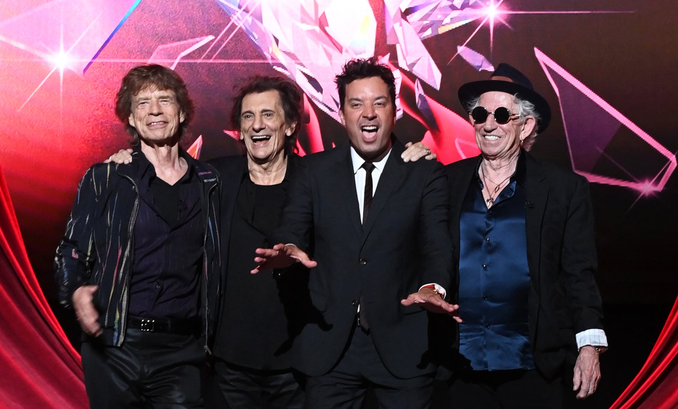 Sir Mick Jagger, Ronnie Wood, Jimmy Fallon y Keith Richards posan en el photocall del evento de presentación de su nuevo disco: Hackney Diamonds.