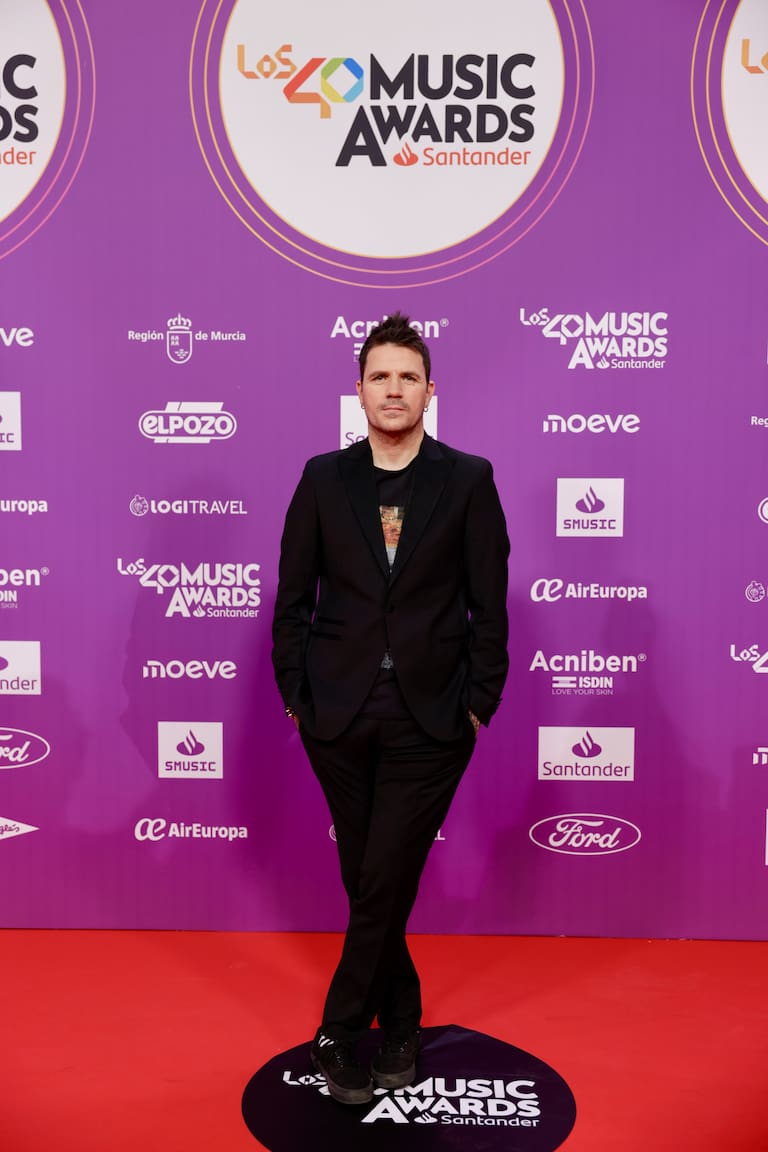 El rey de los récords, nuestro Dani Martín, ha posado en la alfombra de LOS40 Music Awards Santander 2025 con un traje en color negro y zapatillas a juego.