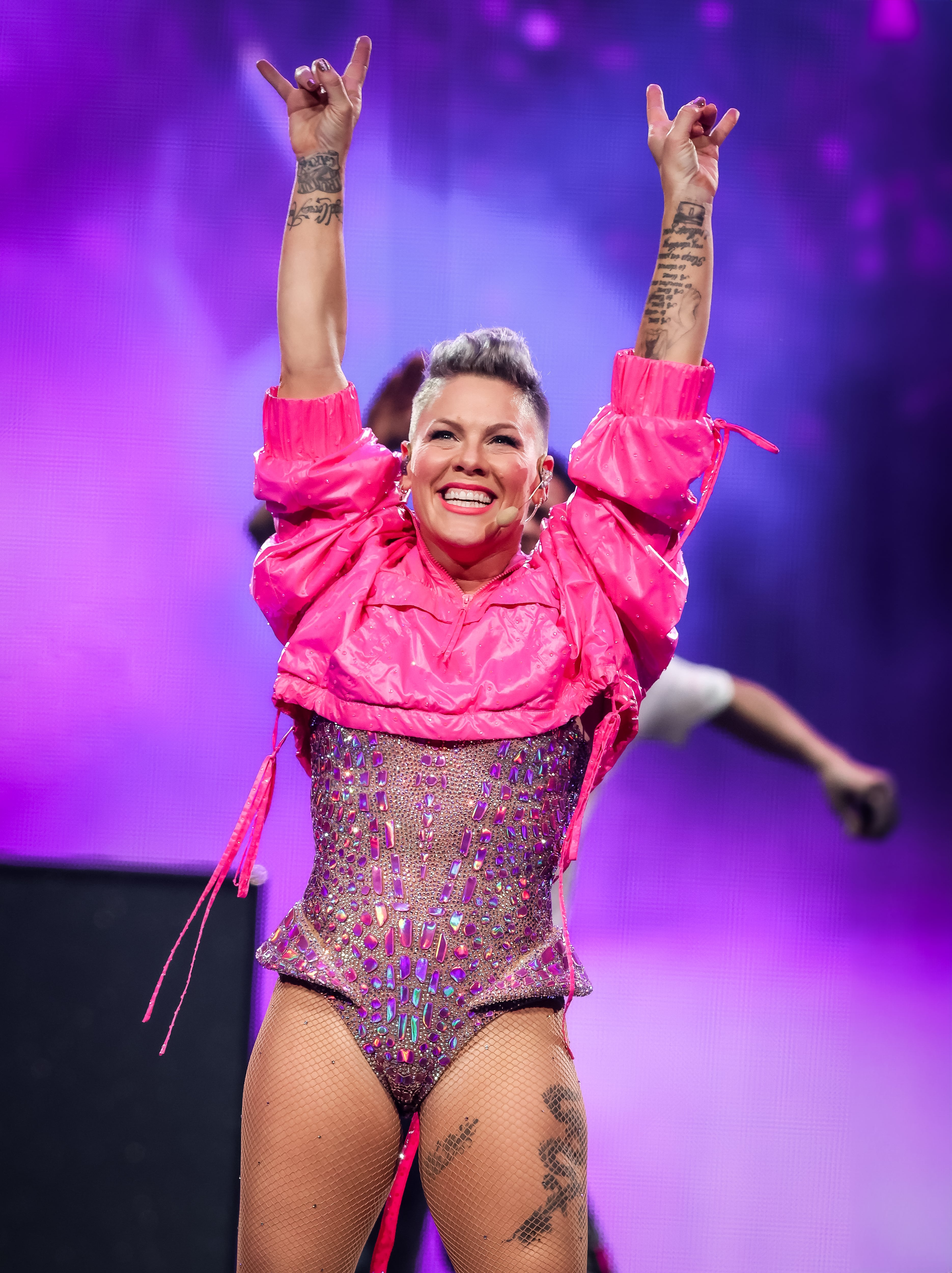 La cantante P!nk ha donado libros prohibidos en su concierto en Florida.