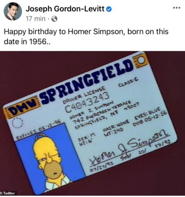 Según esta credencial, Homero hoy cumpliría 65 años