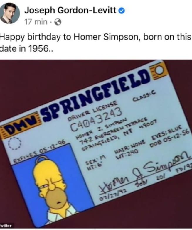 Según esta credencial, Homero hoy cumpliría 65 años