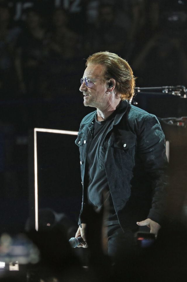 Bono de U2, cantando en directo en Milan en 2018.