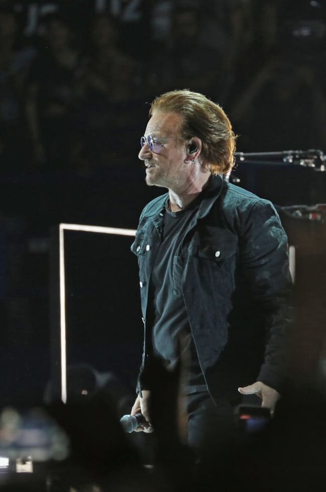 Bono de U2, cantando en directo en Milan en 2018.