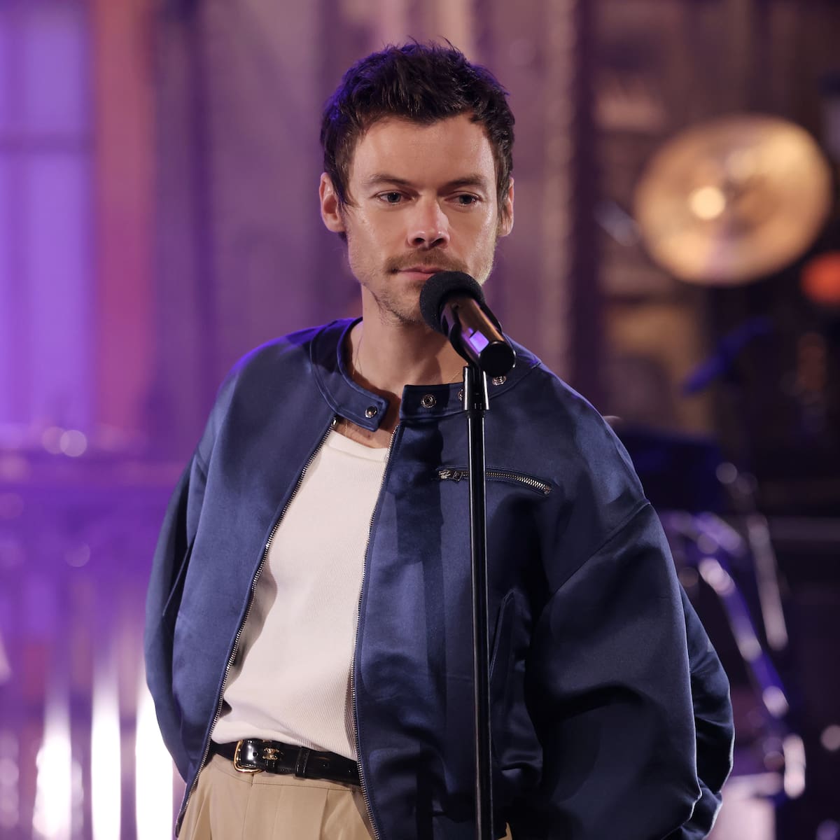 Harry Styles marca su propia revolución sexual en ‘Dance No More’ al más puro estilo de John Travolta