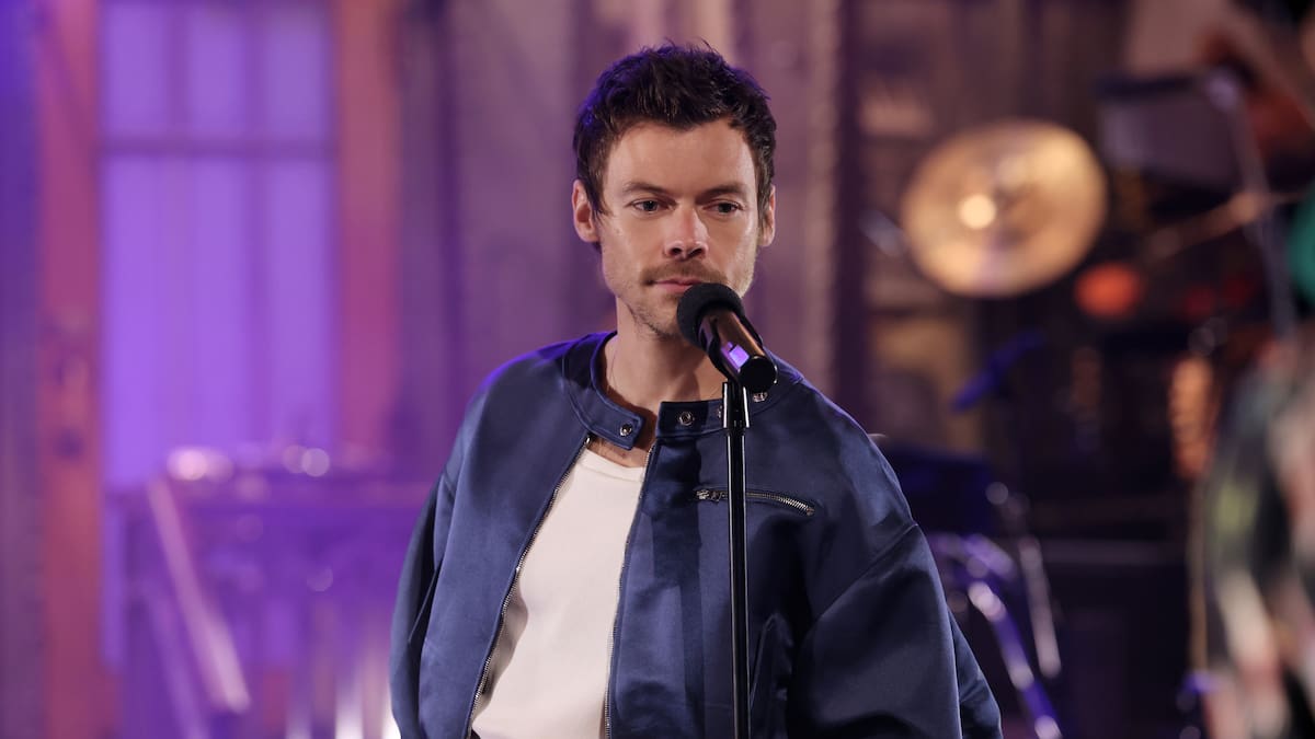 Harry Styles marca su propia revolución sexual en ‘Dance No More’ al más puro estilo de John Travolta