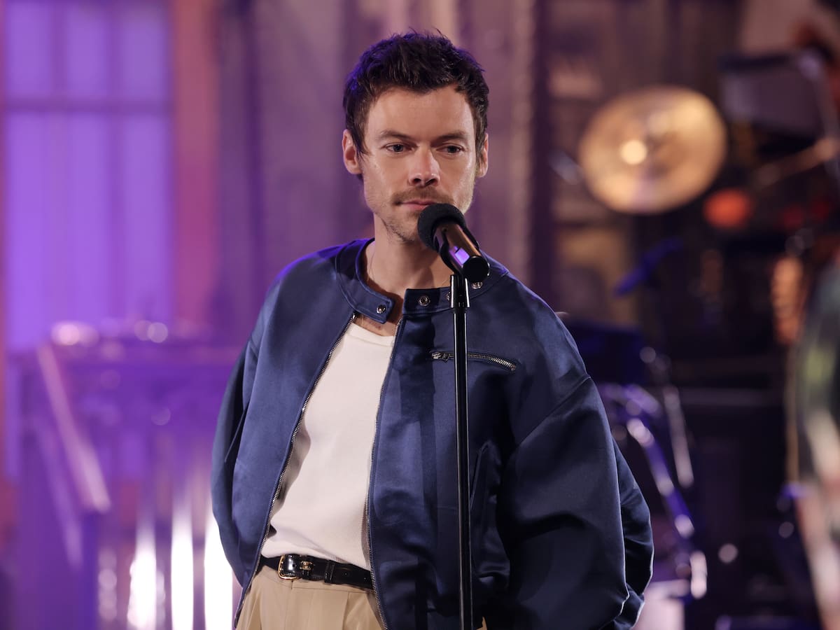 Harry Styles marca su propia revolución sexual en ‘Dance No More’ al más puro estilo de John Travolta