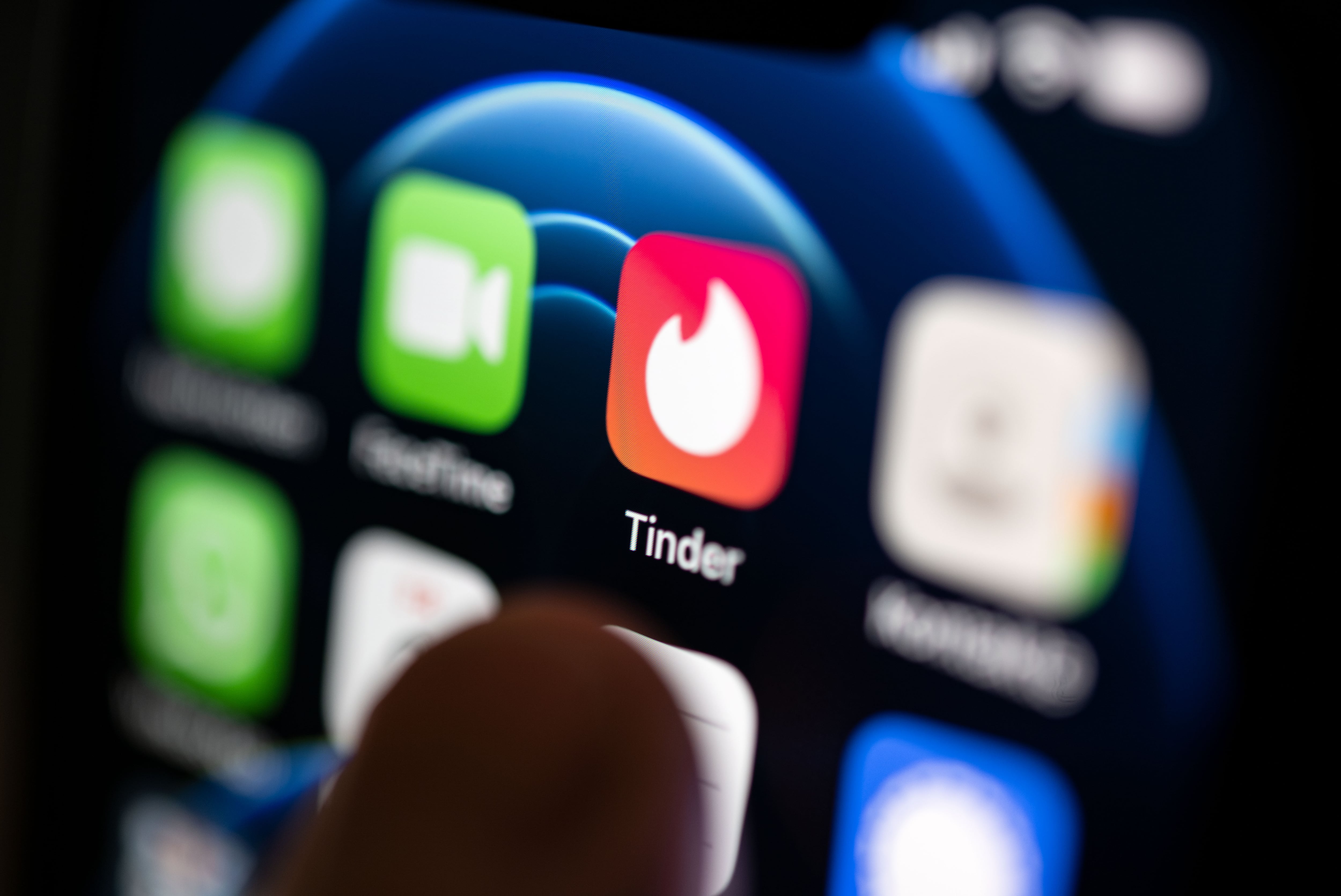 Aplicación de Tinder en un dispositivo, vía Getty.