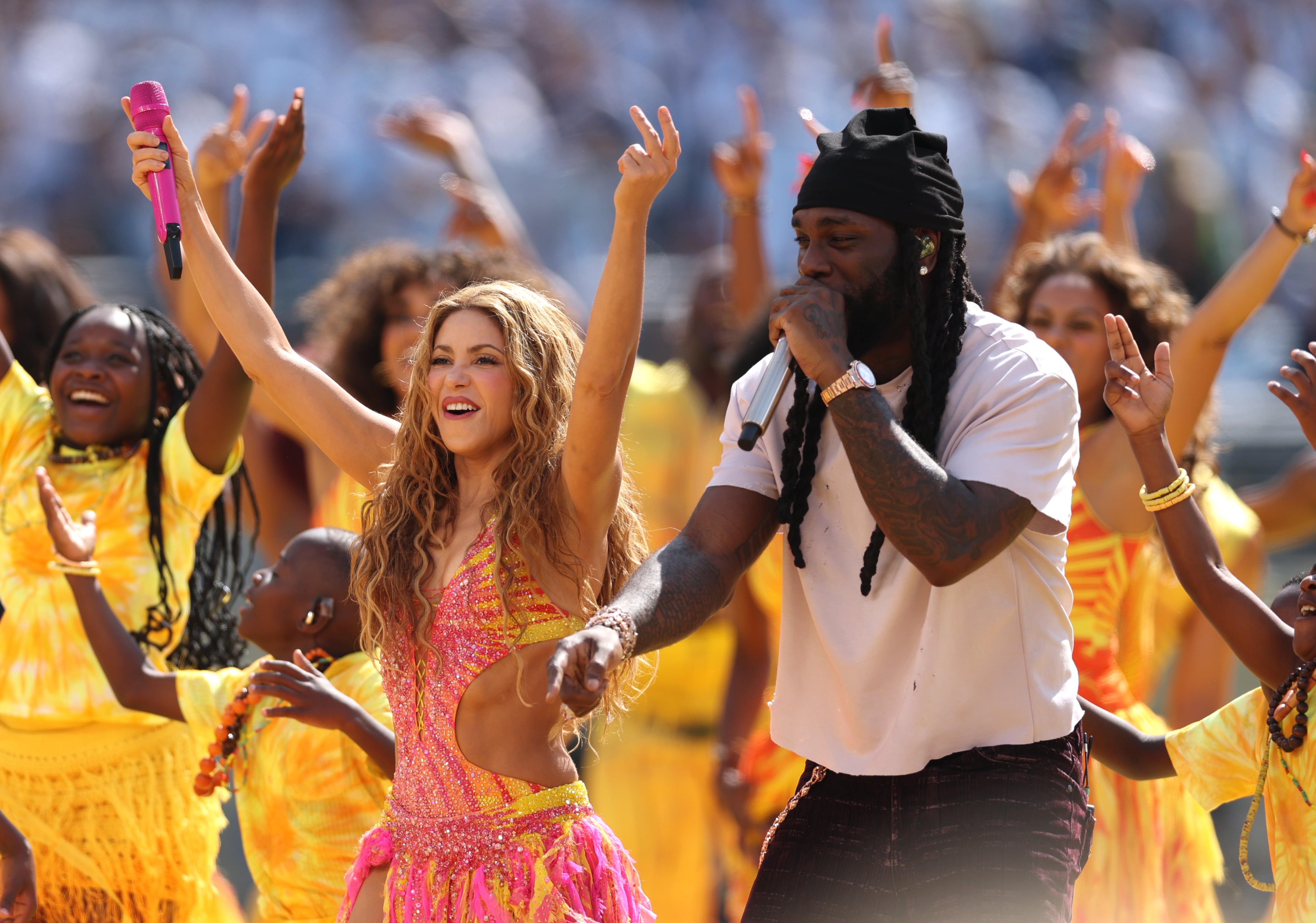 Shakira y Burna Boy durante su actuación en la final del Mundial 2026.