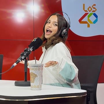 Emilia juega a 'Quién es más probable' en Anda Ya!: ¿Amor en el trabajo? ¿'Collab' con Yatra o con Rauw?