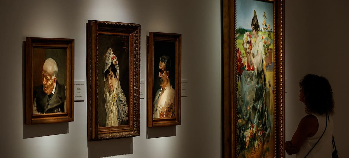Una persona observa una obra de arte de la sala dedicada a Joaquín Sorolla, en el Museo de Bellas Artes de Valencia.