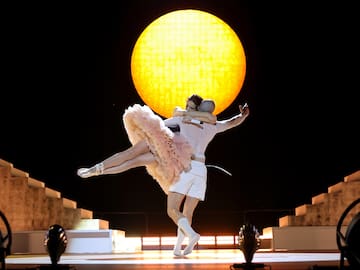 Rosalía detiene su concierto en Milán tras confesar una grave intoxicación alimentaria y deja en el aire su actuación en Madrid