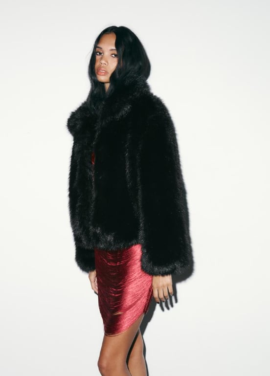 Abrigo negro de pelo de Zara
