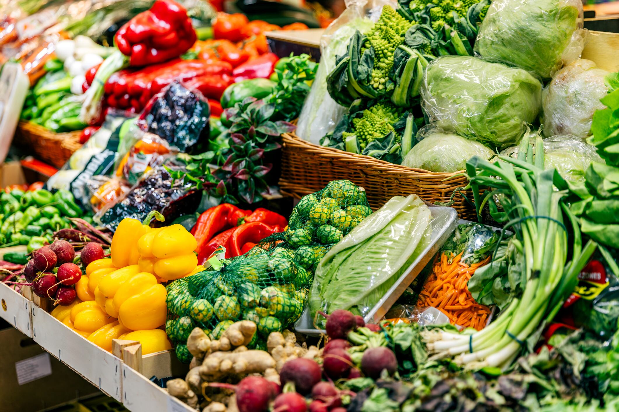 Verduras en el estante de un mercado.